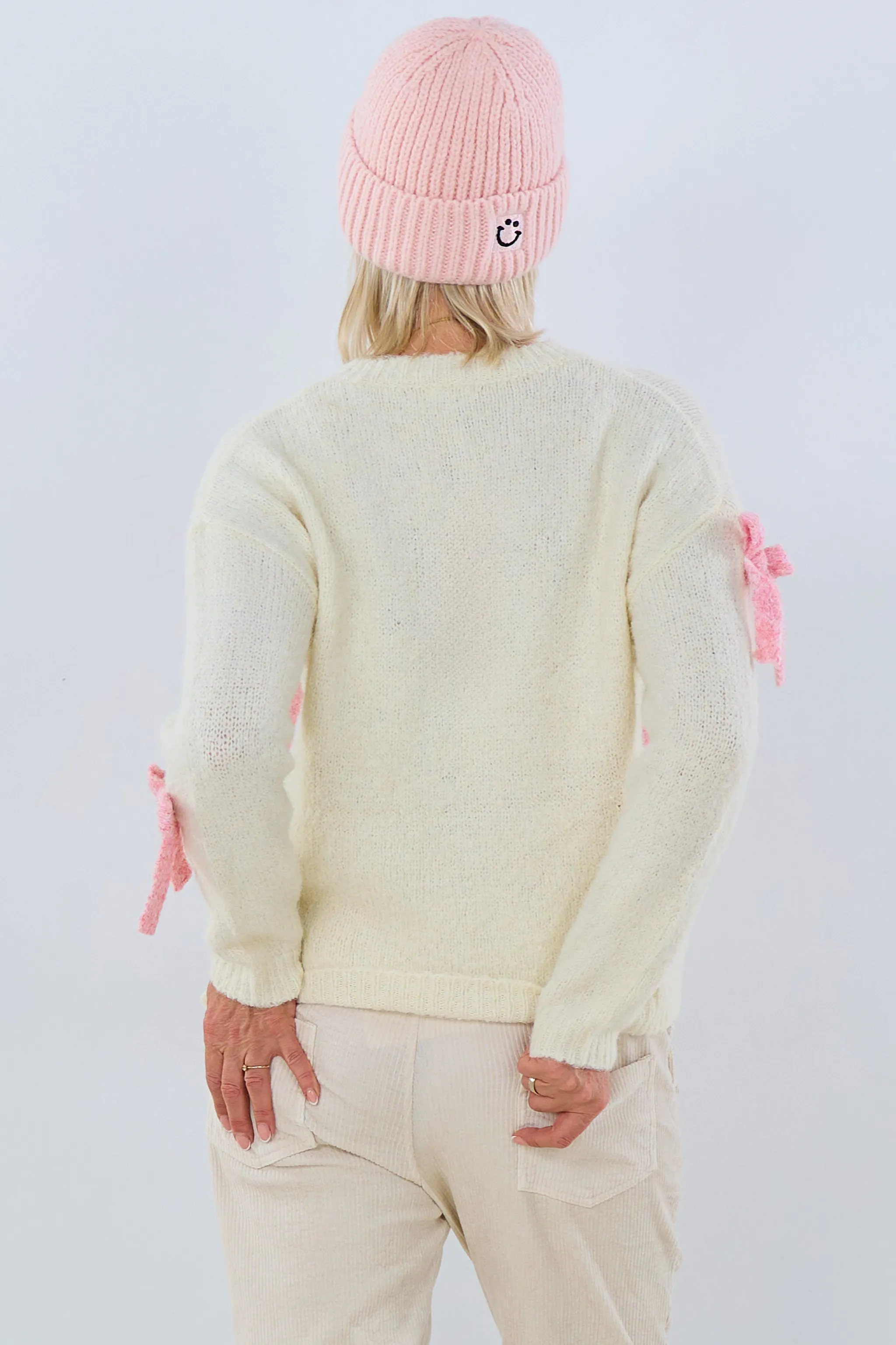 Strickpulli mit aufgenähten Schleifen, creme-rosa/beere