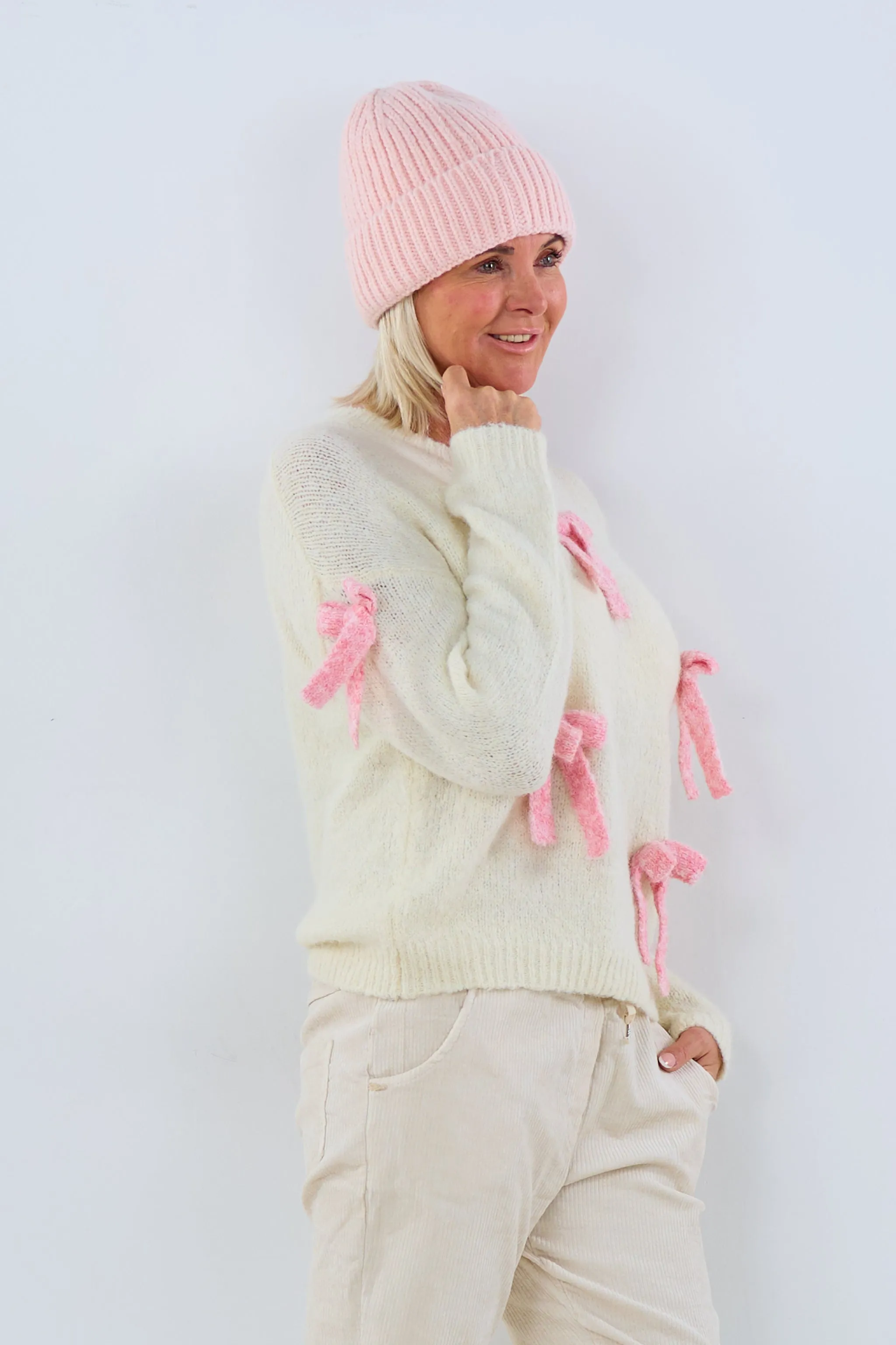 Strickpulli mit aufgenähten Schleifen, creme-rosa/beere